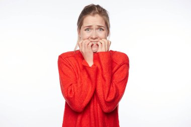 Endişeli erkek sinirli görünüyor, parmak çivi ısırır, Gerilim Film izliyor, ne son olacak bekliyor. İş görüşmesi önce gergin heyecanlı genç kafkas kadın endişeler istiyor onu en iyi göstermek için.