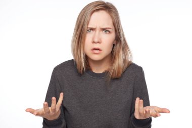 Öfke, iş, sonuçlarından memnun öfkeli genç kafkas kadın hareketleri portresi yüksek sesle bağırır. Sinirli sarı saçlı Bayan beyaz stüdyo duvar karşı öfke jestleri dolu.