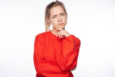 İnsan duyguları, tepki ve tutum. Siyaset mevcut durum hakkında şüpheci görüş duygu çekici bayan yüzü çatık ve çene şüphe ve şüphe, el tutmak rahat kazaklı.