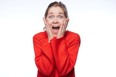 Heyecanlı çok memnun kadın fan modeli portresi palms zevkle clenches, mutluluk içinde bağırır, zafer kutluyor, büyük zafer vardır. Şık kadın hareketleri sevinçle kapalı. Başarı kavramı.