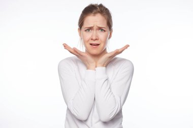 Neyin nesi? Çatık, hoşnutsuzluğunu--dan çene bırakarak, hayal kırıklığına uğramış ve hoş olmayan bir şeyler görme çene, ellerimde tutarak çileden sinir bozucu Avrupa kadın, portresi. Beyaz izole
