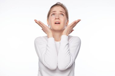 Tanrım lütfen. İzole endişeli bir ifadeyle ararken, nedenini sorma ve mutlu sonu için yalvarıyor beyaz jumper avuç içi gidiyor, giyinmiş genç mutsuz beyaz kız öğrenci portresi kapatın.