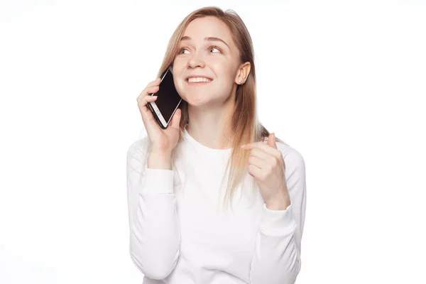 Крытый Портрет Женственной Европейской Блондинки Прямыми Волосами Разговаривающей Телефону Смотрящей — стоковое фото