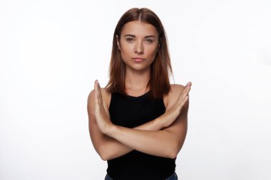 Şüpheli kadın dur jest gösterir, eller geçerek, rahatsız etme, reklam veya promosyon metni kopyalama yeri olan beyaz arka plan üzerinde izole sorar. Huysuz kadın bir şeyler yapmak reddediyor.