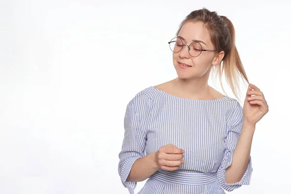 Ritratto Giovane Donna Movimento Con Bellissimi Occhi Affascinante Sorriso Misterioso — Foto Stock