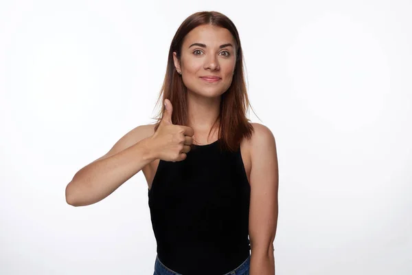 Mulher Adorável Mantém Polegar Para Cima Tem Cabelos Lisos Poses — Fotografia de Stock