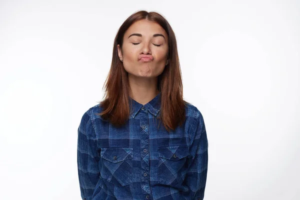 Retrato Horizontal Mujer Morena Redondea Los Labios Como Besar Novio — Foto de Stock