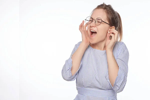 Retrato Mujer Preocupada Atractiva Enchufa Oídos Mientras Oye Sonido Molesto — Foto de Stock