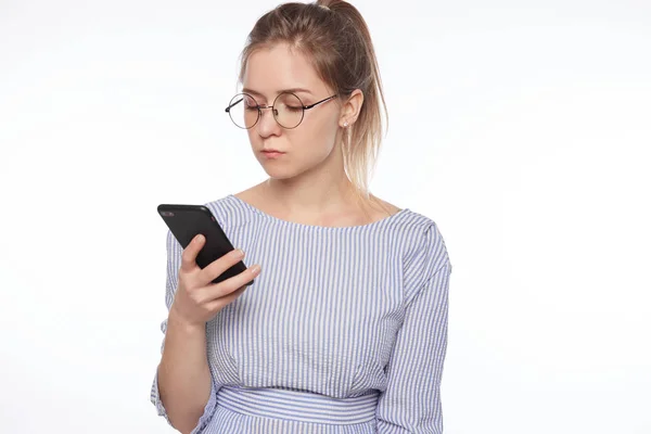 Retrato Una Atractiva Mujer Caucásica Joven Gafas Usando Conexión Internet —  Fotos de Stock