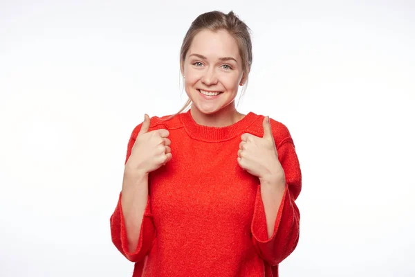Portret Pozytywny Atrakcyjne Kaukaski Kobieta Podnoszenia Rąk Kciuki Uśmiechając Się — Zdjęcie stockowe