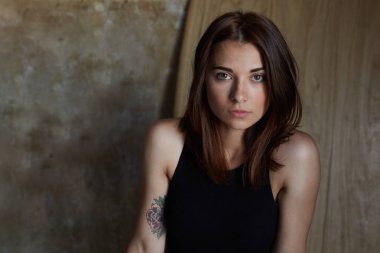 Özgünlük görsel hikayesi. Genç kafkas kadın derinden kameraya karanlık büyük gözleri ile bakarak filtre uygulanmamış portre kapatın. Yaşam tarzı koşullarında doğal, şehvetli, ham güzellik illüstrasyon.