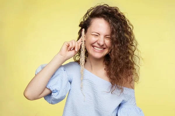 Overjoyed Caucasico Gioioso Attraente Studentessa Sorride Ampiamente Ride Gioiosamente Esprime — Foto Stock