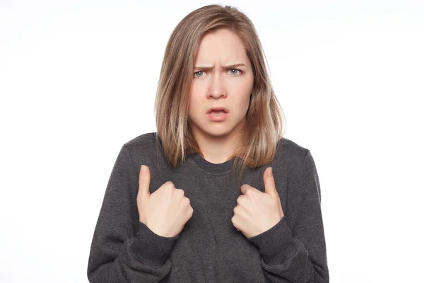 Foto Joven Rubia Sosteniendo Mano Sobre Pecho Defendiéndose Verbalmente Perpleja — Foto de Stock