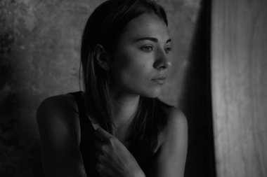 Siyah ve beyaz doğal düşünceli bir kenara arıyorum, kapalı poz karışık yarış kartlarının kadın portresi profil yakından. Samimi olmayan genç şehvetli kadın görüntüsünü beton duvardan rötuş makyaj.