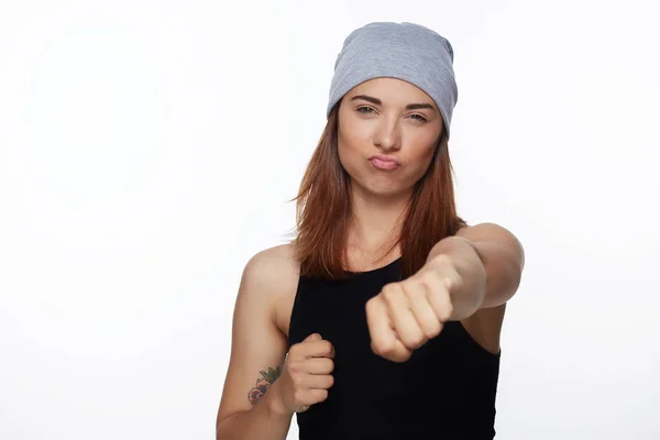 Concepto Defensa Protección Mujer Deportiva Fuerte Con Sombrero Gris Casual — Foto de Stock