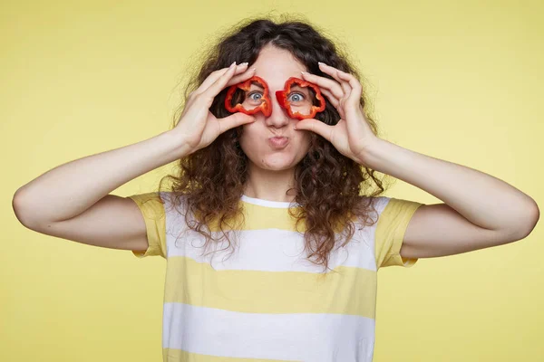 Bella Caucasica Occhi Azzurri Capelli Ricci Giovane Femmina Che Tiene — Foto Stock