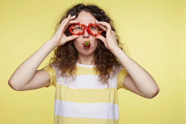 Giovane Bella Signora Con Sorriso Stupendo Taglio Capelli Cespuglioso Divertirsi — Foto Stock