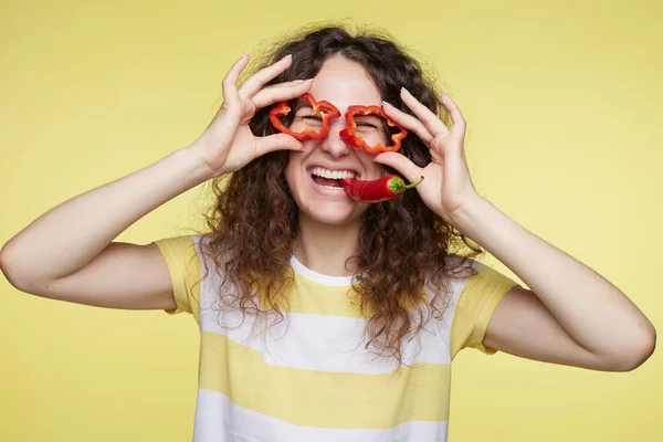 Intelligente Giovane Donna Caucasica Attraente Che Cerca Far Amare Verdure — Foto Stock