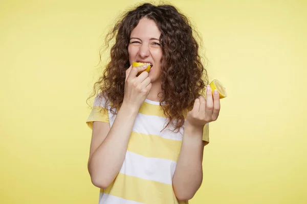 Portrét Roztomilý Kavkazský Žena Nechutnou Výrazem Chutná Kyselé Citron Mračí — Stock fotografie