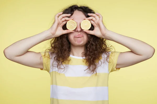 Mujer Divertida Pelo Rizado Cierra Los Ojos Con Dos Mitades — Foto de Stock