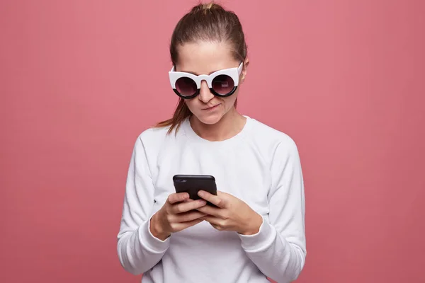 Besorgte Nervensäge Modischer Brille Beißt Auf Die Lippe Hält Modernes — Stockfoto