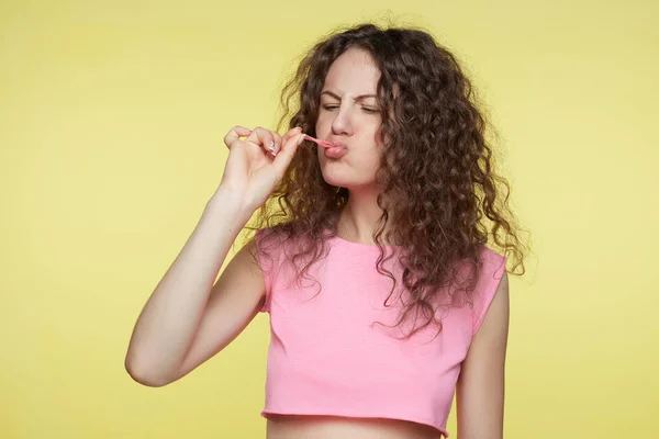 Atractivo Joven Americana Camisa Casual Rosa Frunce Ceño Cejas Extiende — Foto de Stock