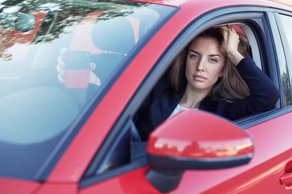 Preciosa Modelo Femenina Moda Caucásica Ropa Formal Conduciendo Coche Rojo — Foto de Stock