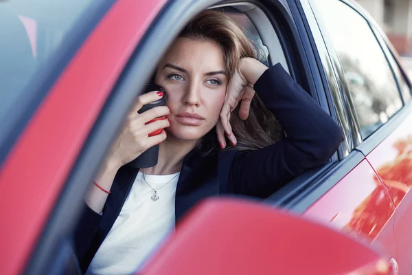 Hermosa Modelo Femenina Europea Moda Ropa Formal Conduciendo Coche Rojo — Foto de Stock