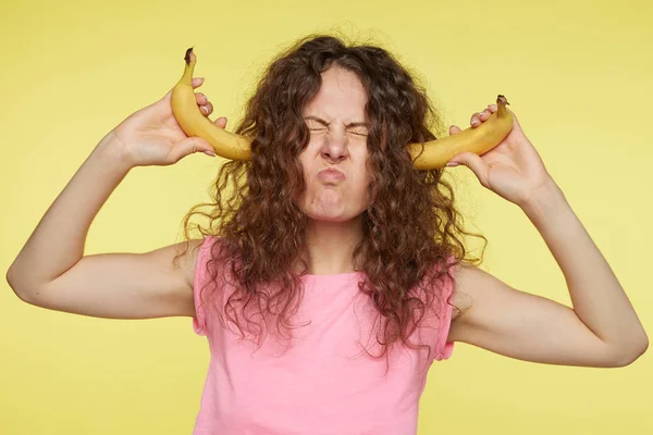 Irritados Tapones Femeninos Orejas Con Plátanos Oye Sonido Fuerte Aprieta — Foto de Stock