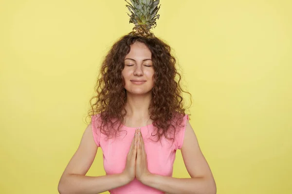 Ganska Europeiska Kvinna Praktiserar Yoga Känns Avslappnad Och Lugn Visar — Stockfoto