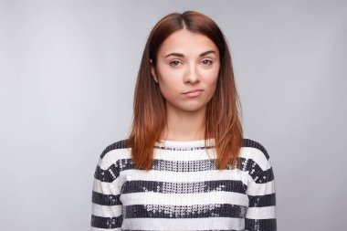 Ne konuşuyorsun hakkında saçmalık. Çatık, rahatsız ve aptal soru, gri studio duvar wth kopya alanı üzerinde izole ile karışık sinirli kadın Kızıl saçlı Studio vurdu