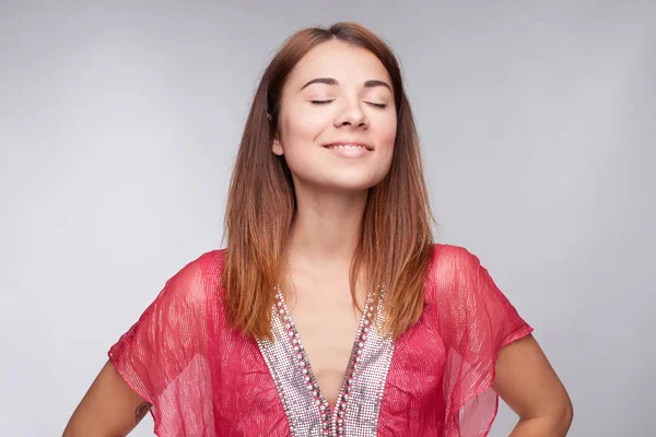 Close Tiro Fêmea Jovem Adorável Satisfeito Com Gengibre Cabelo Liso — Fotografia de Stock