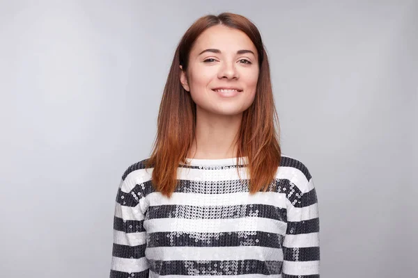 Bastante Sonriente Alegremente Femenina Con Pelo Rubio Vestida Casualmente Mirando —  Fotos de Stock