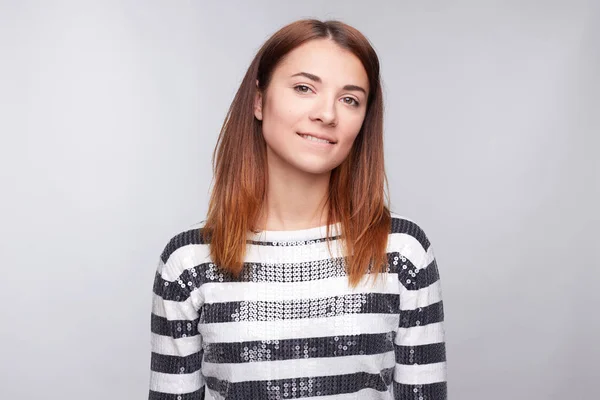 Hermosa Mujer Mira Cámara Con Pelo Oscuro Suelto Usando Camisa —  Fotos de Stock