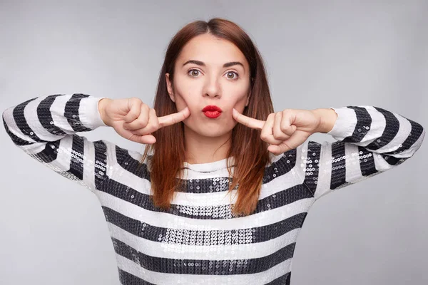 Foto Interior Una Hermosa Mujer Europea Con Ropa Rayas Golpes — Foto de Stock