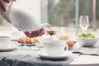 Yakın çekim kadar çay-seti güzel lüks şık porselen yemekleri ile hazırlama eller mans. Geleneksel Avrupa kahvaltı hazırlığı. Ev ve Aile kavramı.