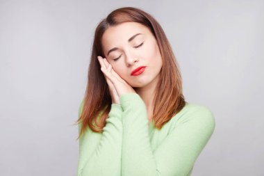 Kapalı çalışkan gün, yorgun gözler, kapanış bakarak dinlenmesi, gerek sonra yorgun sağlıklı yumuşak deri ile çekici görünümü ile uykulu erkek portresi yakından yatağa gitmek can't wait.