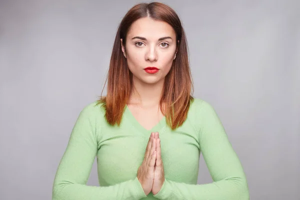 Auto Confiante Jovem Mulher Confiante Mantém Mãos Gesto Oração Veste — Fotografia de Stock