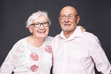 Memnun gri saçlı buruşuk kadın memnun onun ilk aşkı oldum otantik kapalı portre kıdemli adamın omuz eğilir, ilişkilerini keyifli anları hatırlıyorum. İnsan yaşlanma kavramı.