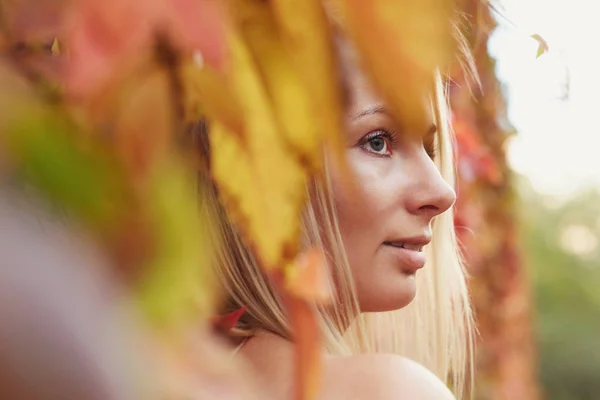 Autentiska Närbild Profil Unga Kaukasiska Bedårande Blond Kvinna Med Djupt — Stockfoto