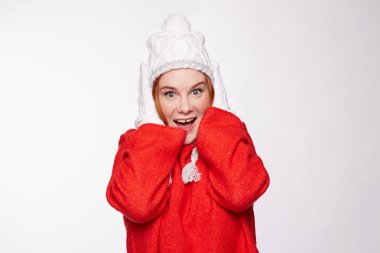 Güzel sarışın kadın kameraya, ağız yaygın olarak açılan, rahat t gömlek giymiş, büyük surprisment ifade eder, web sitelerinde satış hakkında şok hissediyor, online yarışma, harikalar haber şaraplar tutar bakar.