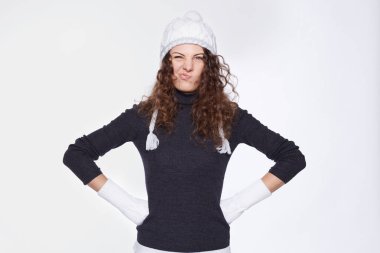 Huysuz ifade varlık rekabet sonuçtan memnun olan şikayetçi kadın çekici görünüm dudaklar, eğri var. Örgü şapka ve eldiven giyen kız öğrenci ile mutsuz ifade,.