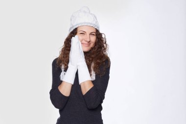 Neşeli oldukça gülümseyen kadın tutar palmiye kapalı atış birlikte, beyaz boş stüdyo arka plan üzerinde izole keyfi sahip yeni şık aksesuarlar için şükretme neşeli ifade vardır. 