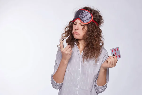 Divertido Estudio Toma Modelo Femenino Caucásico Tratando Usar Spray Para — Foto de Stock