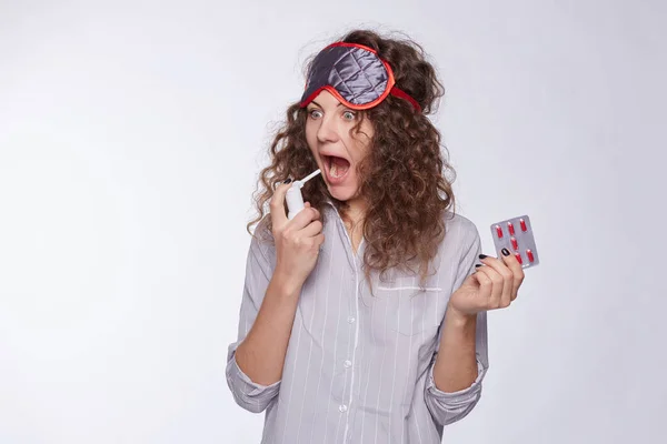 Mujer Asombrada Lleva Pijama Abre Boca Para Rociar Medicamentos Garganta — Foto de Stock