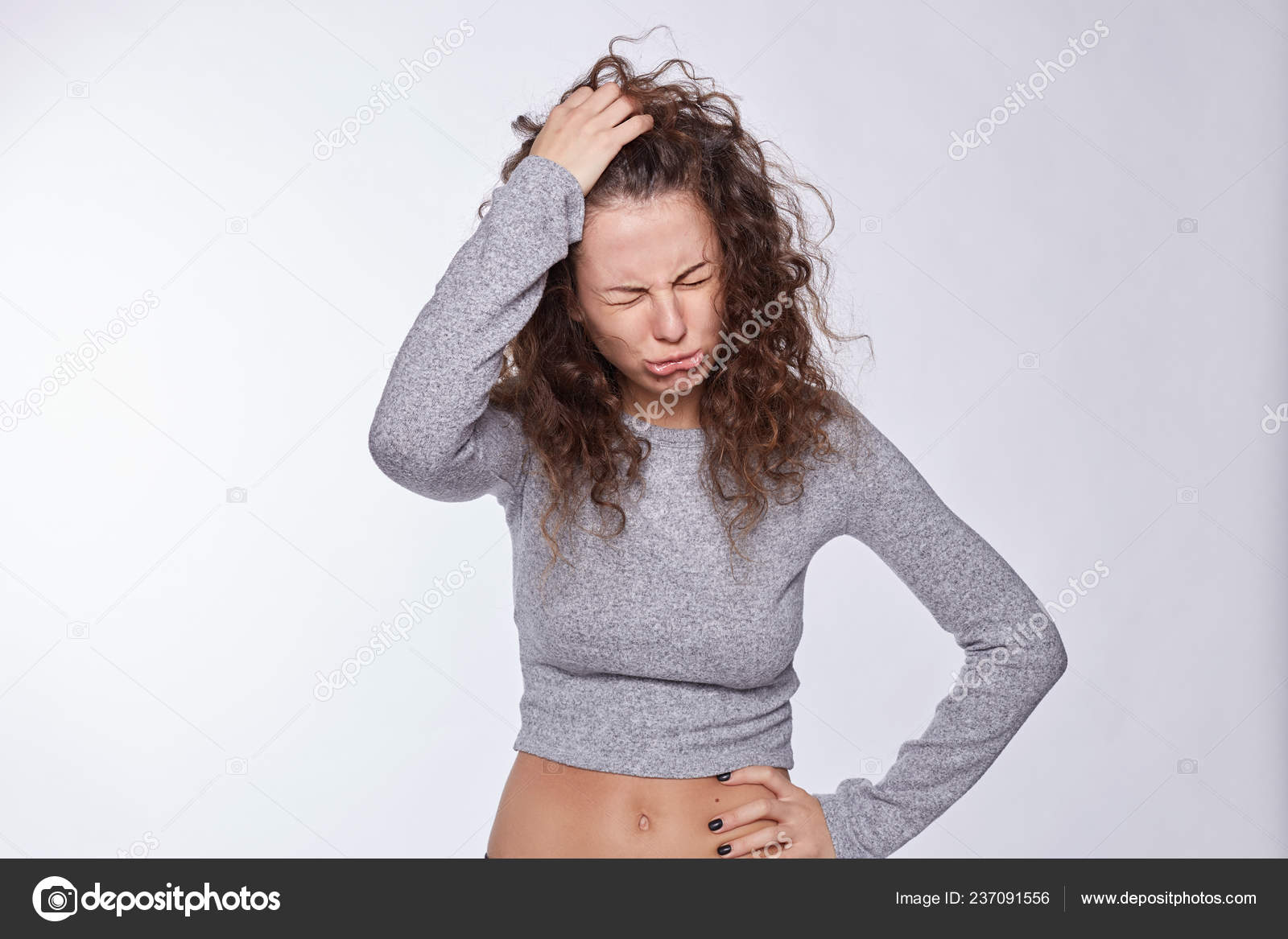 Измерение пульса на шее. Чуючи. Женщина закрывает голову руками. Нейтральное отношение к человеку. Переживание.