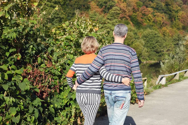 성숙한 부부의 반환을 날씨를 즐기는 화려한 의상을 서로와 즐거운 이야기 — 스톡 사진