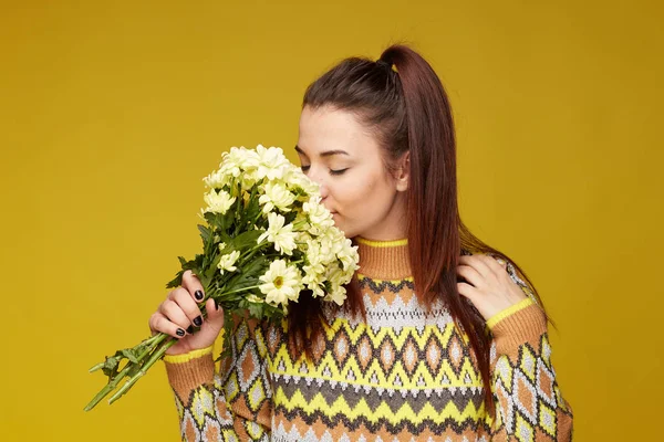 Studio Colpo Deliziosa Donna Soddisfatta Con Pelle Morbida Odori Fiori — Foto Stock