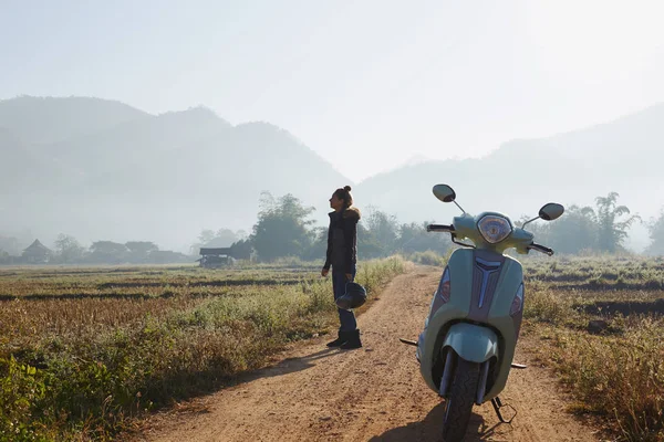 Snygg Kvinnlig Resenär Lämnar Motorcykel Att Titta Runt Pittoreska Natur — Stockfoto