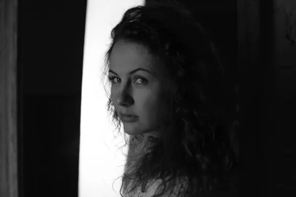 Retrato Blanco Negro Una Joven Atractiva Posando Sobre Fondo Oscuro — Foto de Stock